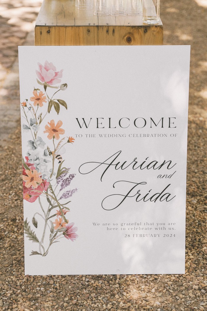 Frida and Aurian welcome sign